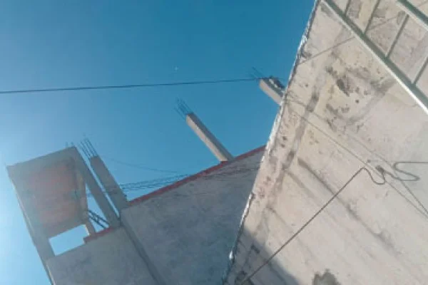 Fuerte viento provocó la caída de una antena