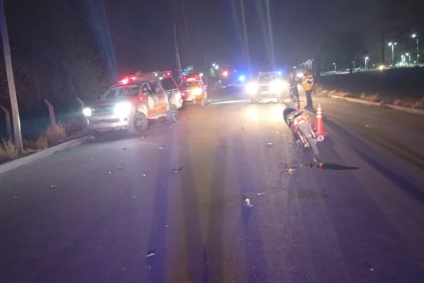 Una motociclista chocó una camioneta de bomberos y terminó en el hospital