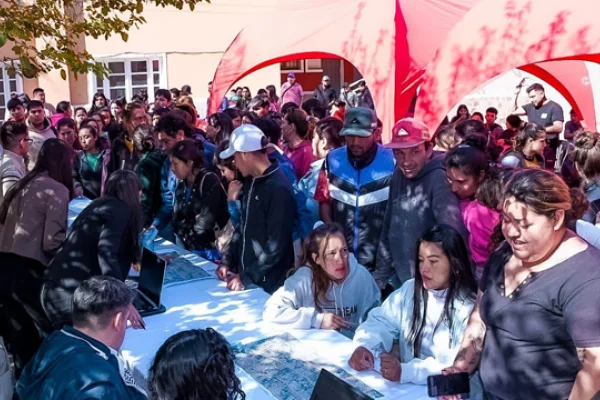 El Gobierno continúa con la escrituración de las viviendas