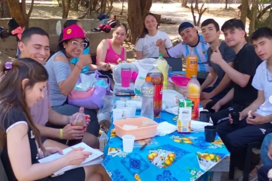 Familias se reunieron para festejar la primavera. Familias se reunieron para festejar la primavera.