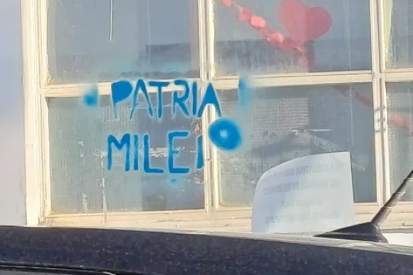 Las calles de Ushuaia amanecieron con carteles en rechazo a la visita de Javier Milei