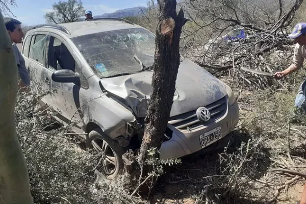 Una mujer perdió el control de su auto y se estrelló contra un árbol