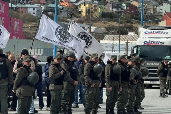 Milei viajó a Ushuaia y debió suspender el acto de campaña por protestas