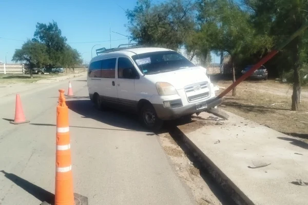 Una combi impactó contra una columna eléctrica y solo hubo daños materiales