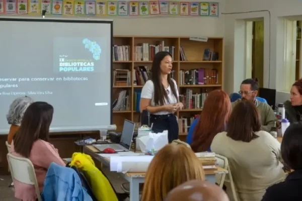 Exponen experiencias sobre las bibliotecas populares
