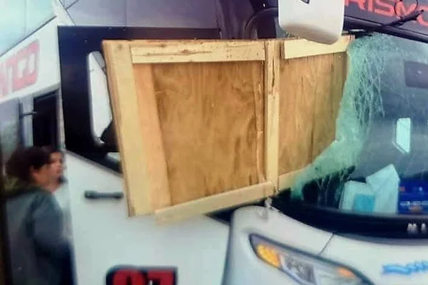 Se desprendió un cajón de madera de gran tamaño y termino contra el parabrisa de un colectivo