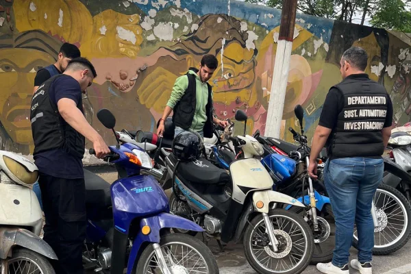 Inspección policial en estacionamientos de motos en el centro