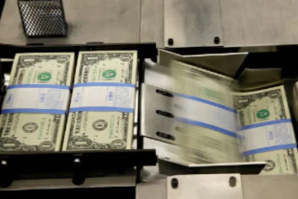 El dólar volvió a subir y el Riesgo País quedó en 1200
