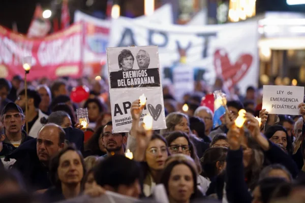 Trabajadores del Garrahan se concentran en el Congreso y exigen que el Senado rechace los vetos presidenciales