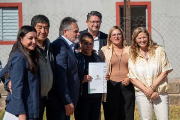 Tierras entregó escrituras y destacó la regularización dominial