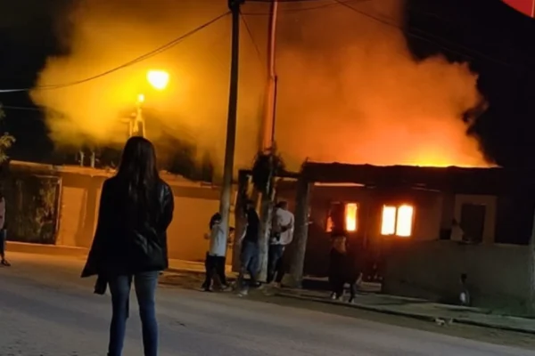 Un incendio destruyó un comercio de Vichigasta que vendía combustible