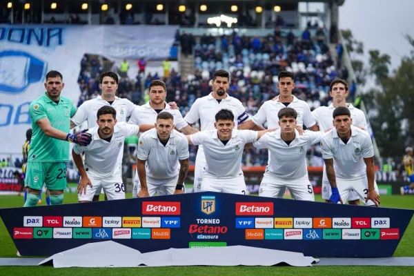 Gimnasia presentó su nueva camiseta en homenaje al Dr. Favaloro con una frase suya en El Gráfico
