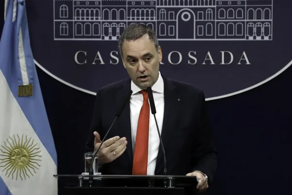 Manuel Adorni: 