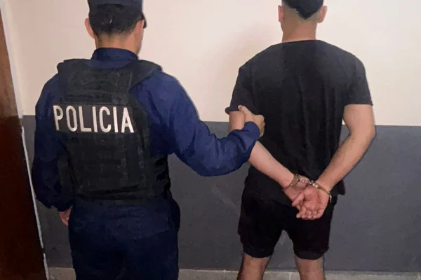 La policía detuvo a un joven tras un allanamiento en la capital