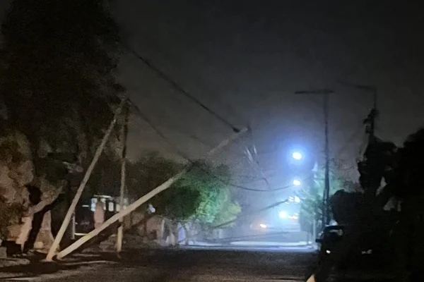 El viento zonda se hizo presente en Vichigasta y provocó  caída de postes
