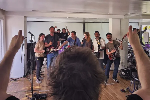 Javier Milei ensaya las canciones que interpretará con “la banda presidencial” este lunes en el Movistar Arena