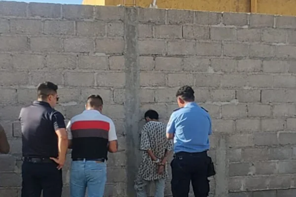La policia detuvo a un jóven por varios hechos delictivos en la capital