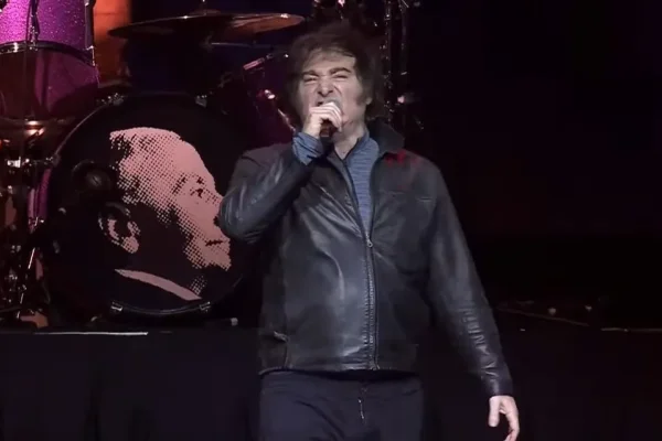 Javier Milei da un recital con su banda y presenta su nuevo libro