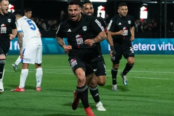 Riestra empató con Vélez en un partidazo y se mantiene en la punta de la zona B