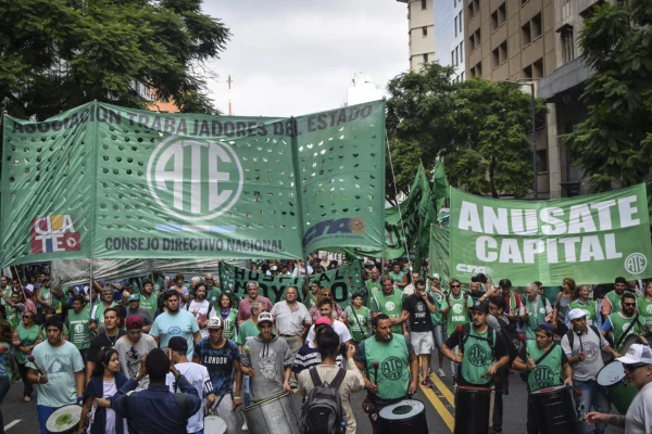 ATE denuncia que hay empleados nacionales que llevan dos años sin aumento salarial