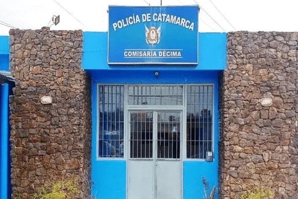 Una oficial de la Policía de Catamarca encerró a once policías y les arrojó gas lacrimógeno