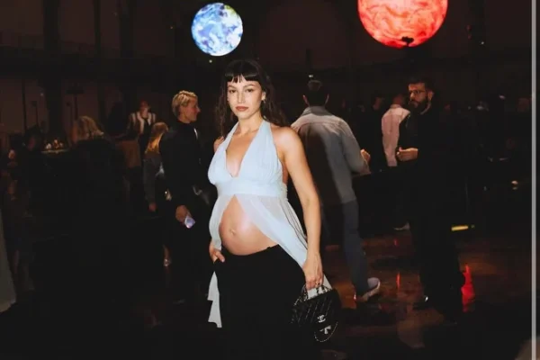 Úrsula Corberó deslumbró embarazada en la Semana de la Moda de París en el desfile de Chanel