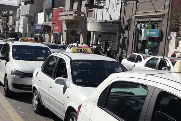 Taxistas preocupados por el traslado de paradas en el centro de La Rioja