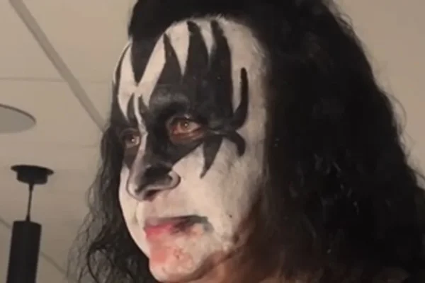 Preocupación por Gene Simmons, el líder de Kiss: se desmayó al volante