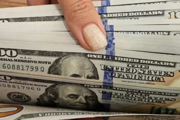 El dólar frenó su escalada y subieron las acciones tras el acuerdo con Estados Unidos