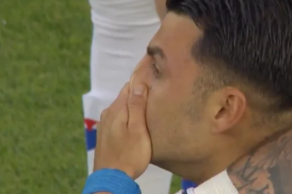 Emocionante: Nacho Russo quebró en llanto durante el minuto de silencio en honor a su padre