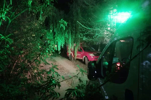 Adolescentes cayeron  a un vacio de 25 metros tras perder el control de su motocicleta