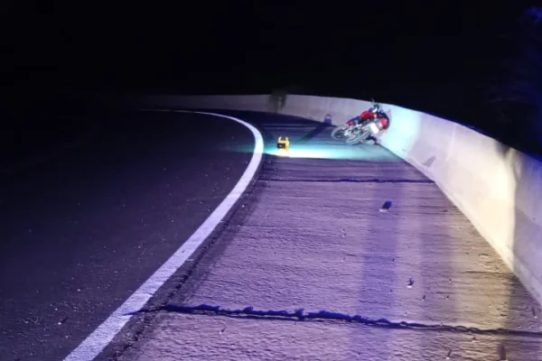 Adolescentes cayeron  a un vacio de 25 metros tras perder el control de su motocicleta