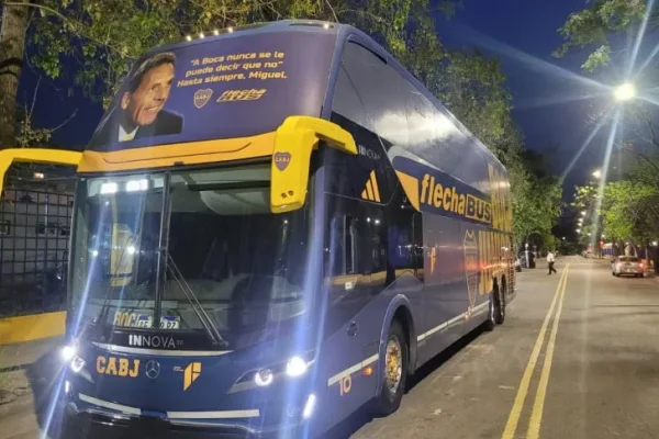 Con la imagen de Russo y una frase con su sello: así quedó ploteado el micro de Boca