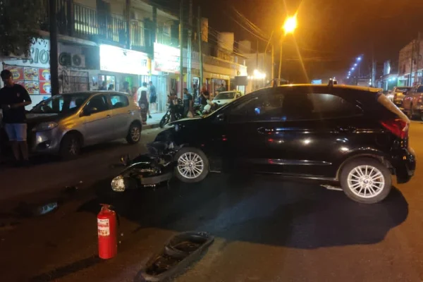 Motociclista herido de consideración tras fuerte choque con un auto
