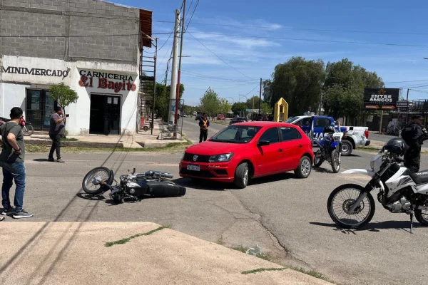 Siniestro vial entre una motocicleta y un auto dejó daños materiales
