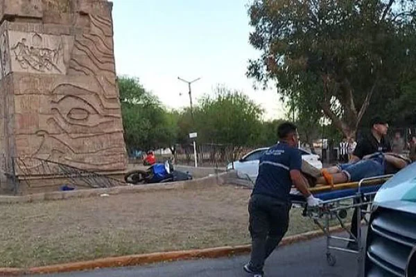  Chocaron el monumento al Tinkunaco en moto y están graves