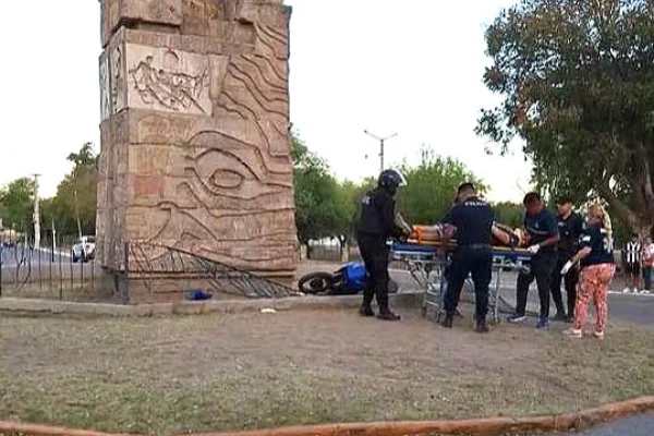 Dos motociclistas sufrieron serias heridas tras impactar en la rotonda de Las Padercitas