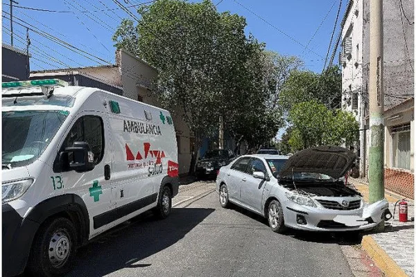 Chocó contra una columna y terminó en el hospital