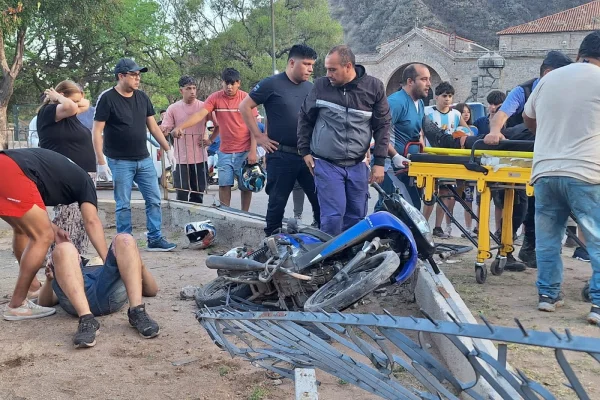Chocaron el monumento al Tinkunaco en moto y están graves