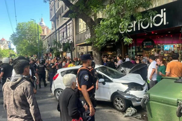 Desastre en el centro de Córdoba: un auto chocó a una moto y a varios peatones