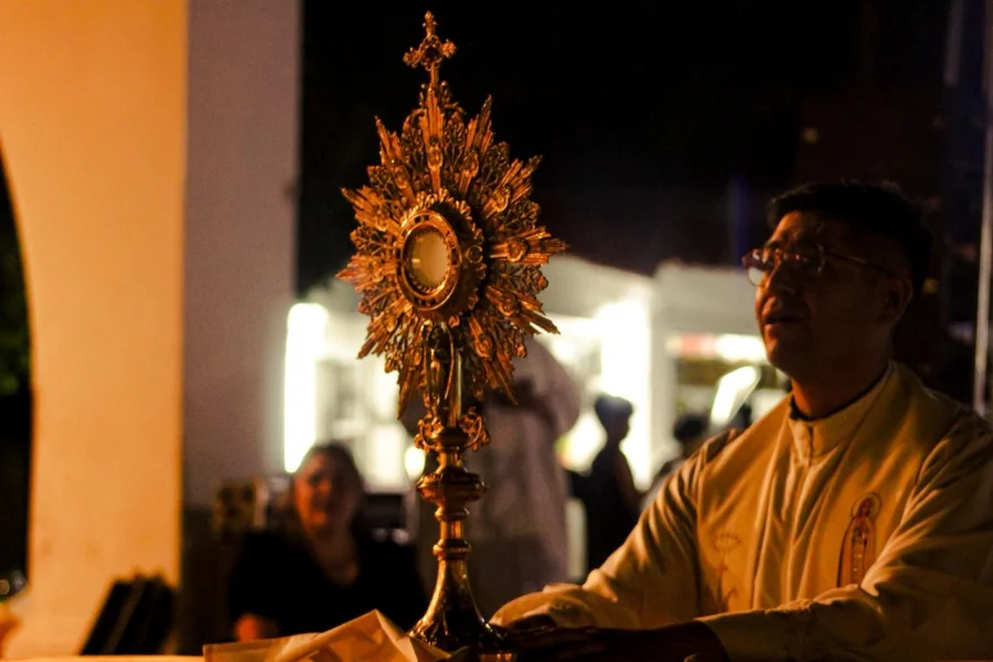 Exposición del Santísimo Sacramento. El momento fue presidido por el padre Emanuel Varas y guiado por la hermana Jessica (OP).