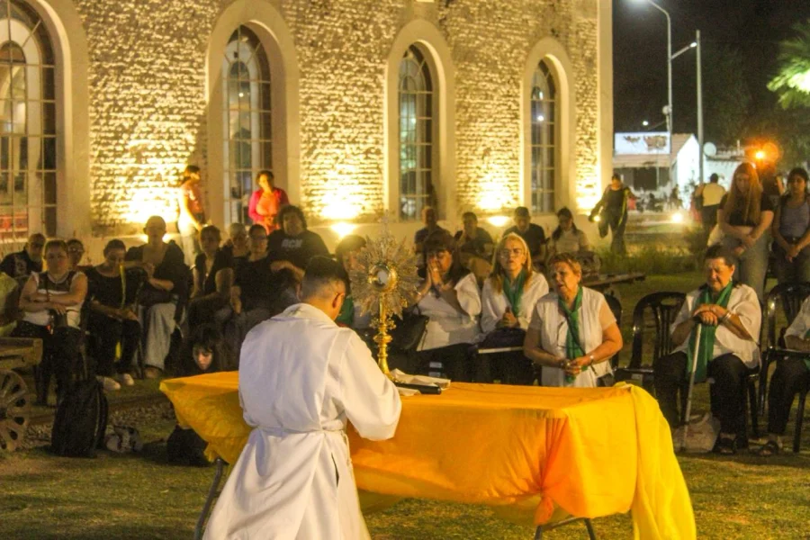Recogimiento y reflexión. Se sumieron en un momento de encuentro real con Jesús sacramentado, dejando a sus pies el fervor de la jornada vivida.