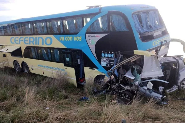 Impacto frontal entre un colectivo y un auto dejó un muerto y varios heridos