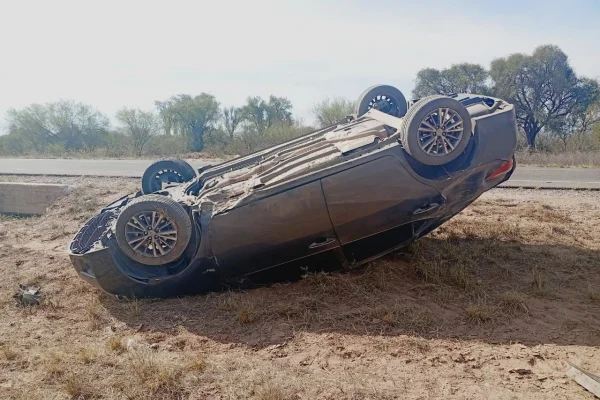 Una familia de Córdoba volcó en la Ruta 141, camino a Chepes
