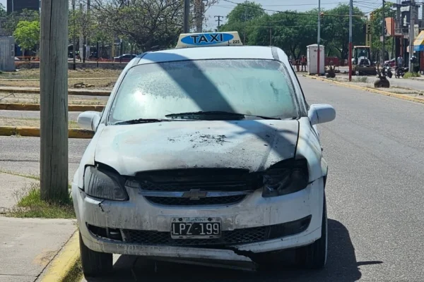 Un auto se prendió fuego en inmediaciones a la Terminal de Ómnibus