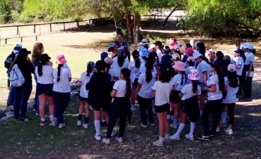 De visita. Estudiantes de 5° grado del Colegio Sagrado Corazón de Jesús acompañados por sus profesore dentro del Parque Natural y Arqueológico.