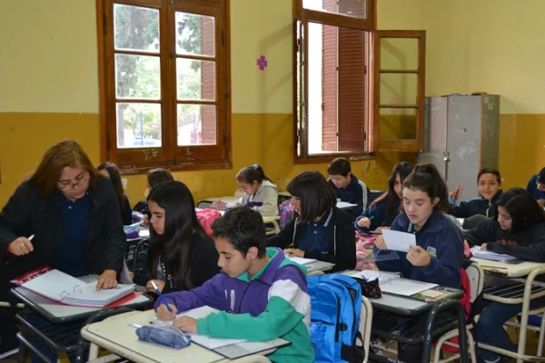 Más jóvenes terminan la secundaria en Argentina, pero persisten las desigualdades