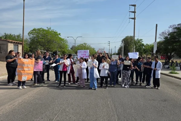 Médicos iniciaron un paro total y se movilizaron frente al Hospital Vera Barros