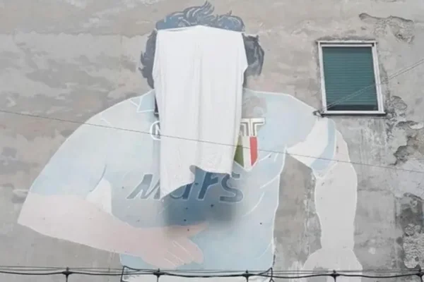 Comerciantes taparon la cara de Maradona en el famoso mural de Nápoles