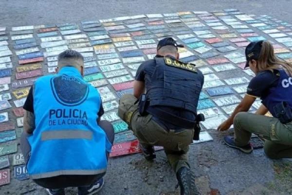 Desmantelan un búnker en Córdoba que falsificaba patentes